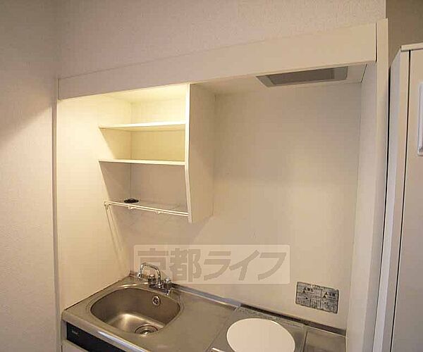 画像24:キッチンには便利な棚がございます。