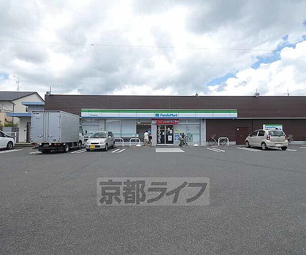 画像9:ファミリーマート伏見向島本丸店まで700m 最寄駅は観月橋。24号線の高架下に構えております。駐車場広いです。