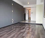 おしゃれなデザインクロスの洋室です