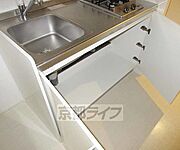 キッチン下にも収納できます