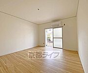 明るいウッドタイルのお部屋です。