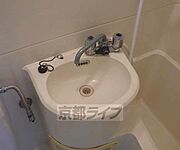ユニットバスで洗面台もコンパクトに確保しています。