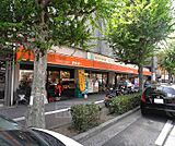 エムジー 金閣寺店まで130m 広々とした店内のスーパーエムジー。