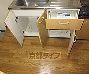 キッチン下にも収納できます