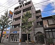 大通り沿いにあります。