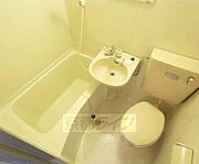 ユニットバスなのでトイレ掃除が楽です。