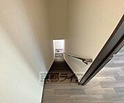手すり付きで上がりやすい階段です。