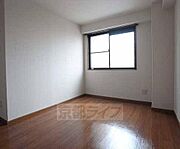 広々とした部屋です。