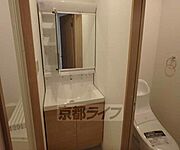 大きな鏡面と収納の有る使いやすい洗面台です