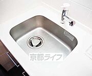 きれいなシンクです。専用のシンク台もついていて、効率よく料理できます。
