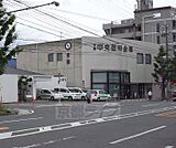 京都中央信用金庫 常盤支店まで61m 丸太町山越の交差点を西にいったところにございます。丸太町通り沿い南側。