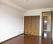 大きな窓の付いた洋室です