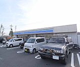 ローソン 伏見新堀川まで180m 新堀川沿いのコンビニです。
