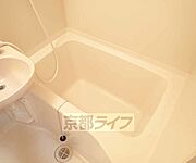 すっきりとしたバスルームです。