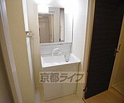 きれいな独立洗面台です。