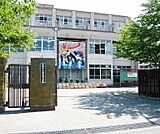 向島東中学校まで226m 活気のある中学校です。