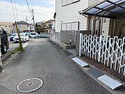 前面道路（右が物件）