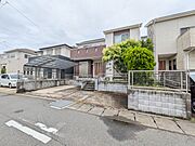 前面道路幅は6ｍ。車庫への出入りも容易です