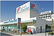 【万代長吉店】徒歩11分(約880m)。駐車場があるので、まとめ買いや雨の日のお買い物に便利なスーパーです。生鮮食品・加工食品・酒類などが販売されています。営業時間