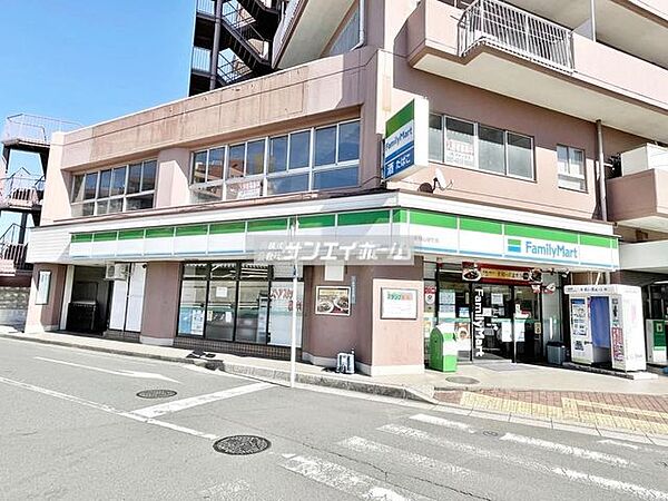 画像11:ファミリーマート新狭山駅前店 徒歩5分。 360m