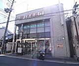 京都銀行 藤森支店まで167m 本町通り沿いの京都銀行。最寄は藤森駅です。
