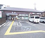 セブンイレブン 京都三条通壬生神明町店まで140m 三条通沿いで駐車場が広く、立ち寄りやすいですよ。