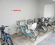 建物内の、屋根つき駐輪場です。