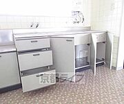 キッチン下に収納付いてます