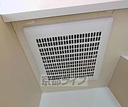 キッチン上に換気扇があります。