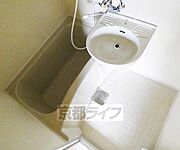 清潔感のあルバスルーム。