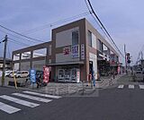 市場まで180m ドラッグストアが併設され使いやすいですよ