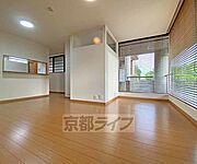 上賀茂神社まで徒歩4分、賀茂川を望めるお部屋です。3ＬＤＫで各居室も6帖以上とゆとりがあります。