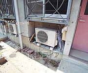 玄関先に干してください。