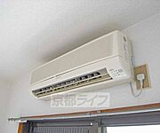 部屋の奥に設置されています。