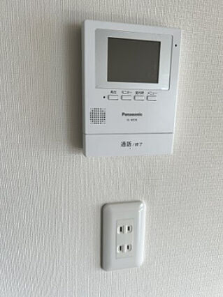 玄関のドアを開...