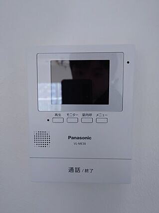 玄関のドアを開...