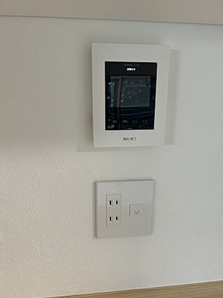玄関のドアを開...