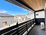 バルコニー：屋根があるから安心。洗濯物を気にせず外出できるバルコニー
