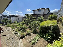 緑を身近に感じる庭付きの家で、心地よい毎日が広がります