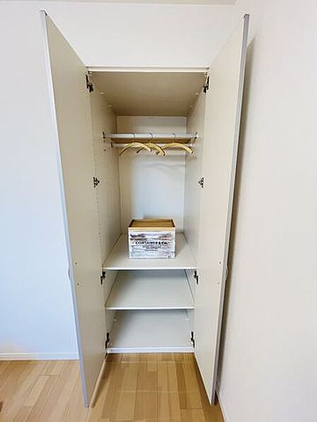衣類も小物もひとまとめ。頼れるクローゼット