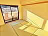 和室：バルコニーに面した明るい和室（約6.0帖）