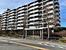 周辺：マンションの目の前から『聖蹟桜ヶ丘駅』行きのバスが出ています。