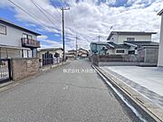 外観:全4棟：前面道路　現地写真2026.3.16撮影