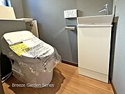 内装:TAISEIこだわりの参考プラン：手を洗うときに水がはねにくい独立型手洗い器付きトイレ
