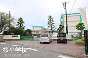 周辺環境:小学校 500m 坂戸市立桜小学校(徒歩7分につき 毎日の登下校も安心です＾＾)