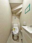 内装:当社施工例：階段下を有効活用し、手洗い付きで衛生的なトイレに。