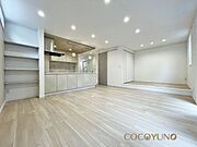 内装:当社施工例：光を取り込む2階リビング。明るさと心地よさを叶えた設計。