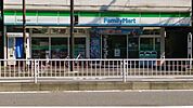 ファミリーマート和田屋万世町店(コンビニ)まで203m