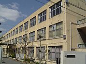 久津川小学校（600m）