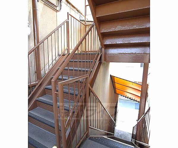 画像29:階段は改装されていてキレイです。